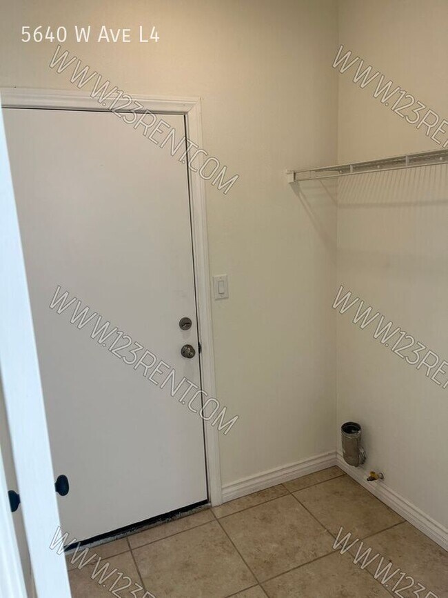 Building Photo - 5640 W Ave L4