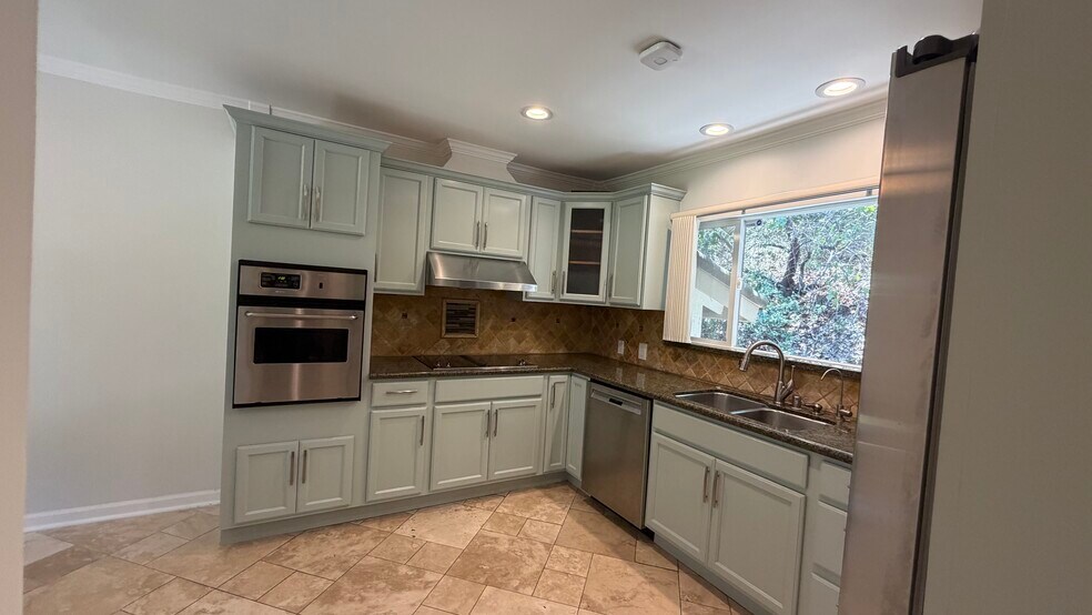 Building Photo - 1385 Greenmont Dr