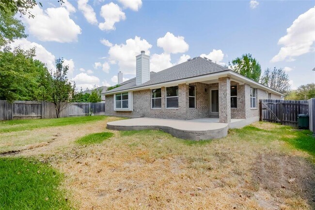 Building Photo - 15220 Fernhill Dr