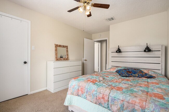 Building Photo - 800 Country Pl Dr