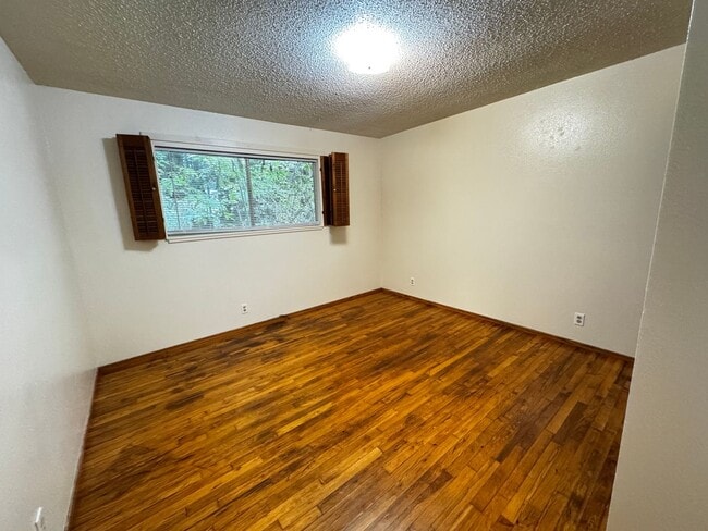 Building Photo - 3 Bedroom 2 Bath Home Located in Arcata!