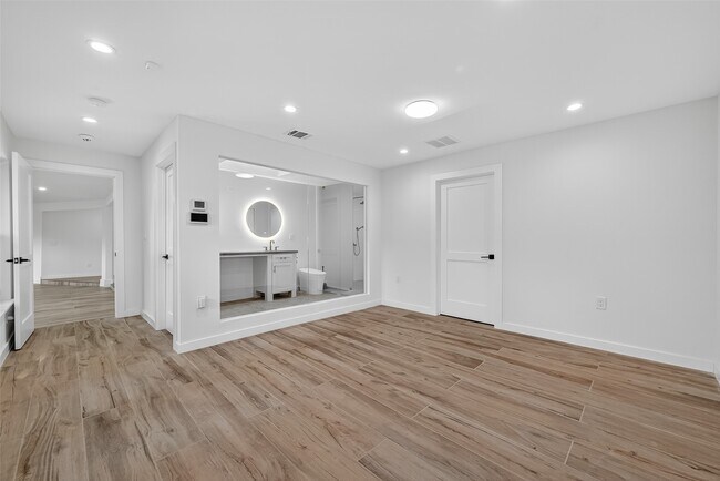 Building Photo - 3333 Calumet St