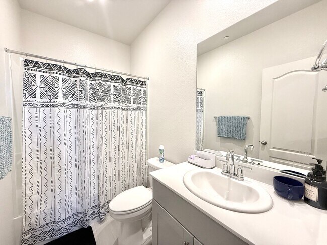 Building Photo - Newer Build 3 Bedroom Home