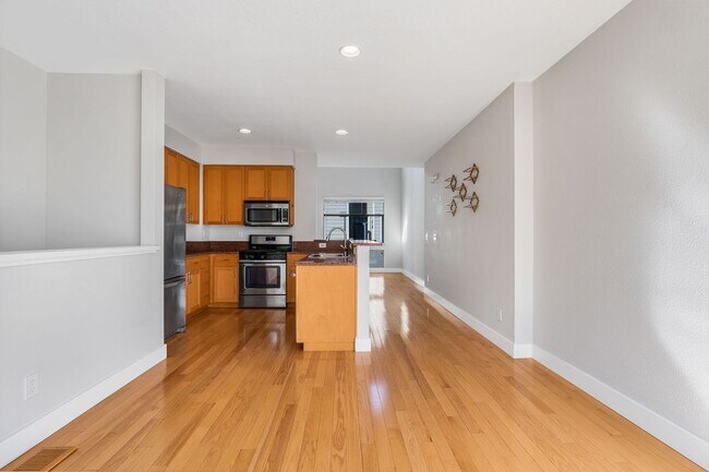 Building Photo - Modern 2BD/2BA Townhome w/ Private Yard, G...