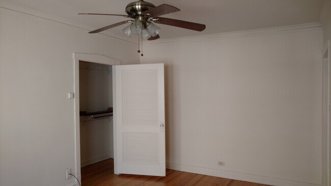 Building Photo - Sunny Horner Park Beauty! Lincoln Square West