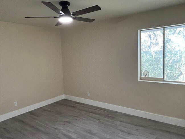 Building Photo - 726 E 3rd Ave