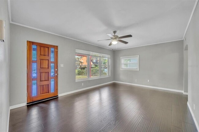 Building Photo - 1811 Park Lake St