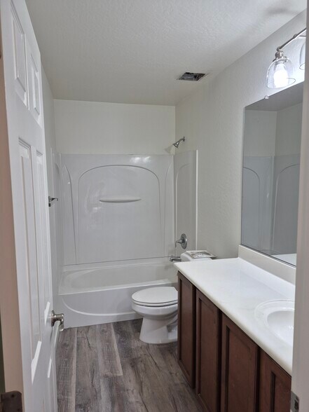Main bath - 1725 W Matthews Dr