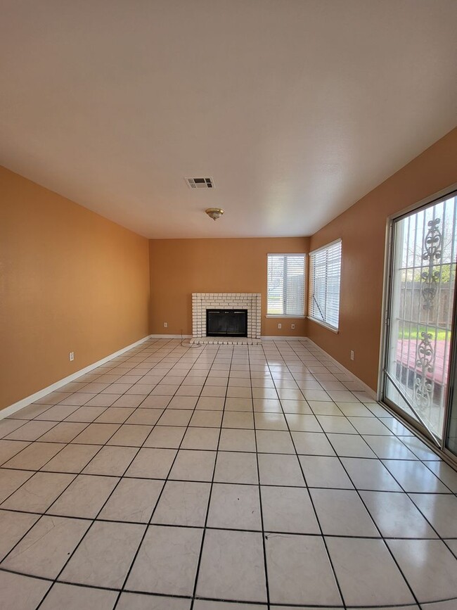 Building Photo - Beautiful home well maintained 4 Bedroom 3...