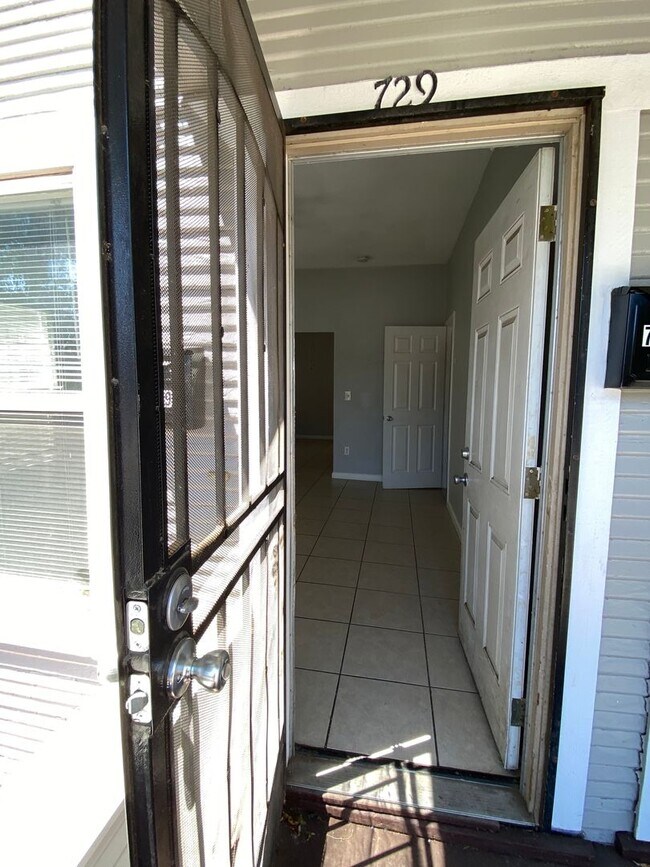 Building Photo - Studio Apartment in Downtown Stockton