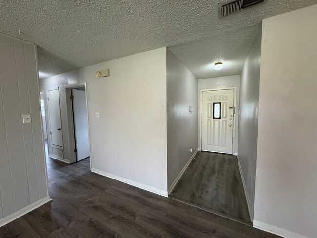 Building Photo - 1402 Hammond Dr