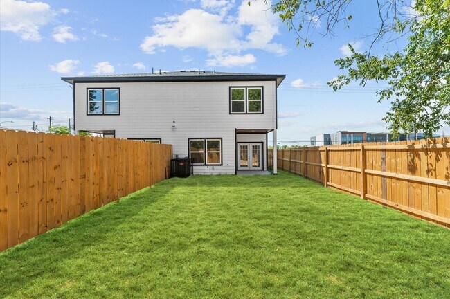 Building Photo - Fashionable Home Not Far From Downtown & M...