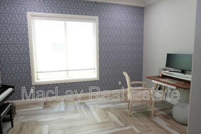 Building Photo - 2910 E Wildhorse Dr