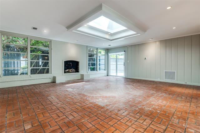 Building Photo - 4625 N Versailles Ave
