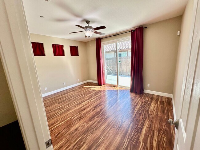 Building Photo - 2487 N Mountainside Dr