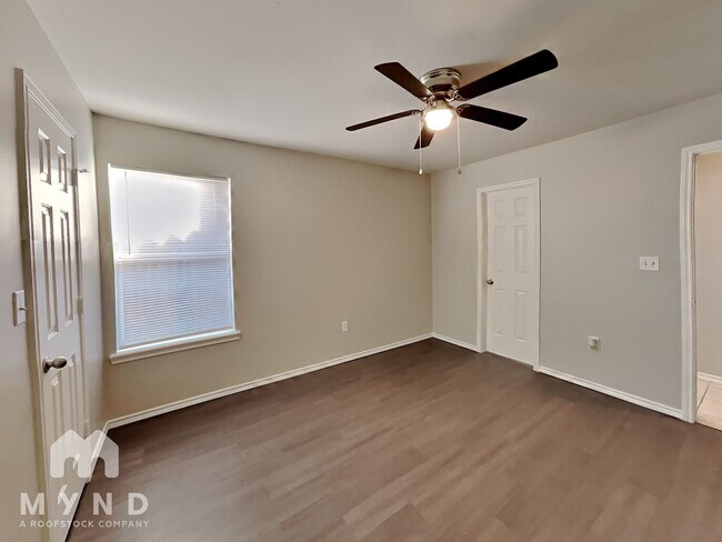 Building Photo - 528 N Brentwood Ave