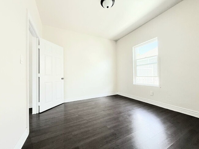 Building Photo - 1368 E Vernon Ave