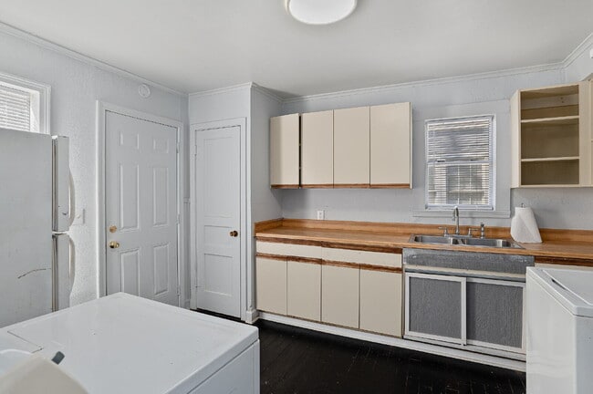 Building Photo - "Charming 2-Bedroom Shreveport Home with Cozy Fireplace & Gleaming Hardwood Floors!"