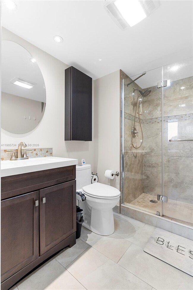 Building Photo - 9200 N Hollybrook Lake Dr