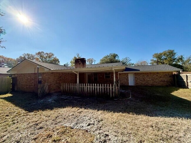 Building Photo - Charming 3-Bedroom Home! Tour Today!