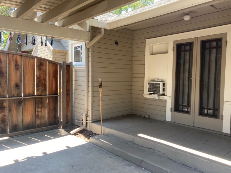 Building Photo - 1539 W Willow St