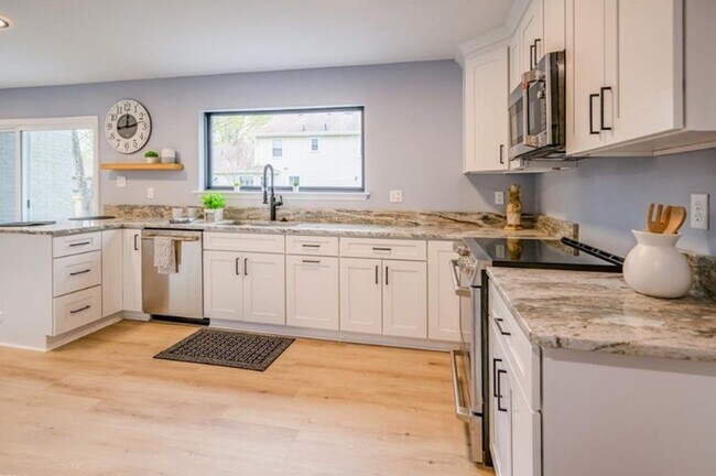 Building Photo - Fully renovated 4BR, 2.5BA home in the highly desired Great Neck Meadows!