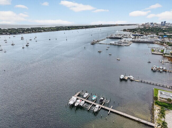 Building Photo - 409 47th St