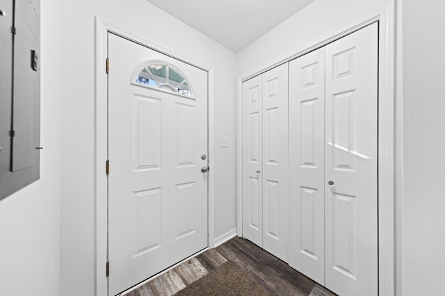 Building Photo - Beautifully Updated Townhouse