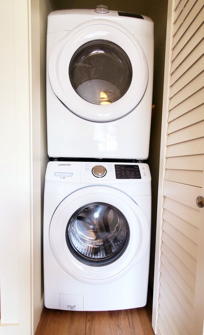 Building Photo - Redwood City: Unfurnished and Remodeled 2 Bed 2 Bath w/ Laundry In Unit, AC Mini-Split, & Parking...