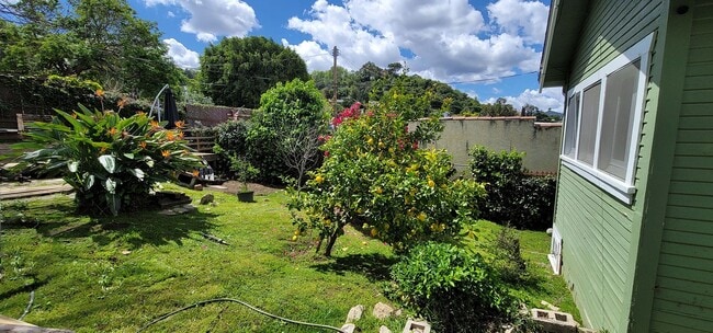 Building Photo - Glendale Awaits You