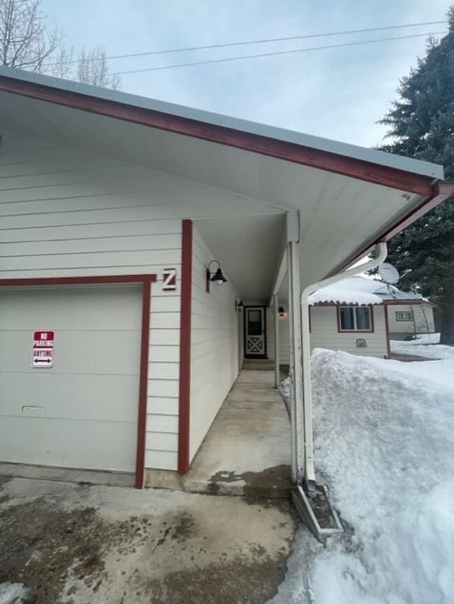 Building Photo - Long Term Rental on Lake Five!