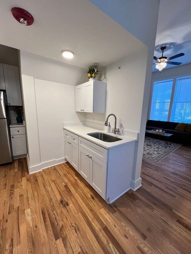 Building Photo - 106 E Broad St