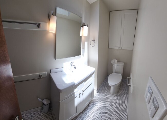 Building Photo - Large 5 Bedroom Home close to Poly Campus!!