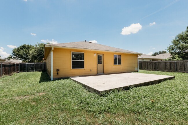 Building Photo - **1 Story 3 Bedroom 2 Bath Home in Hutto, TX