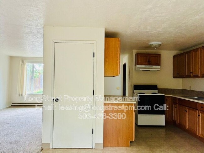 Building Photo - 933 NW Sequoia Ave