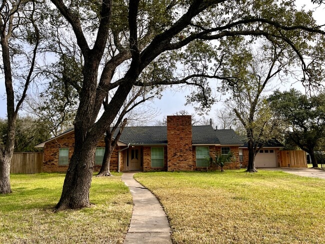 Building Photo - 1010 Holt St