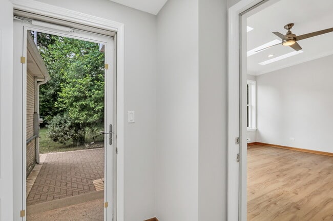 Building Photo - 1206 Lynn Terrace