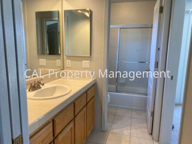 Building Photo - 3 Bedroom home in Gated Community of Las P...