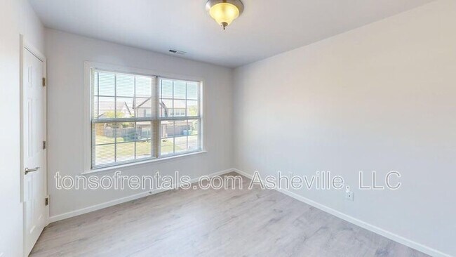 Building Photo - 33 Mallard Run Dr
