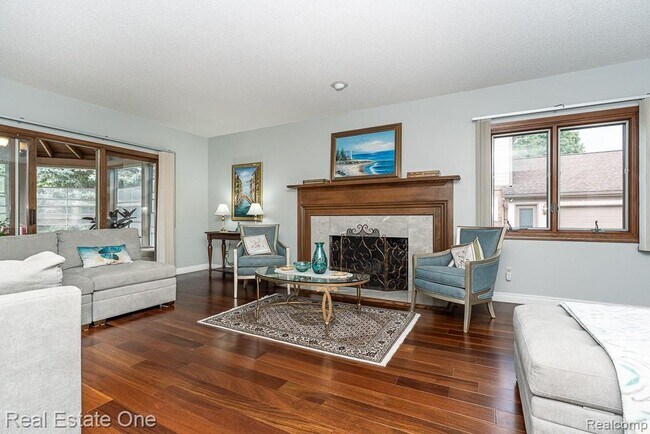 Building Photo - 1574 Devonshire Dr