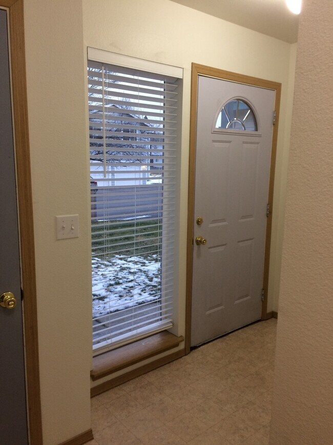 Building Photo - 5475 Glenridge Way