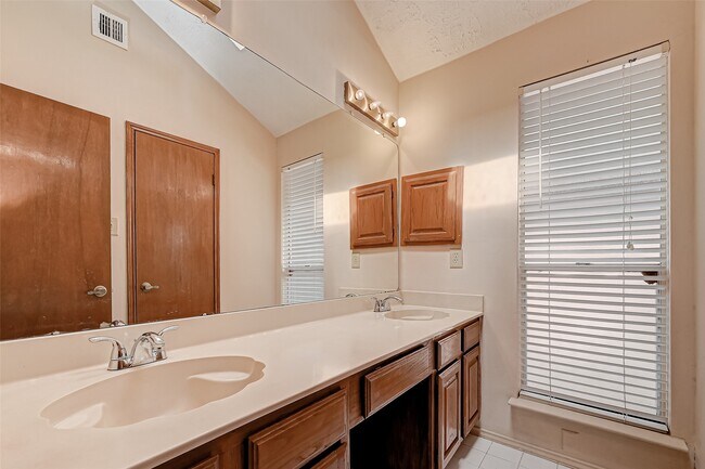 Building Photo - 2102 Creekshire Dr