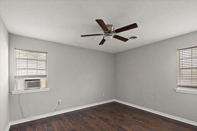 Building Photo - Adorable 3 bed 2 bath Townhome