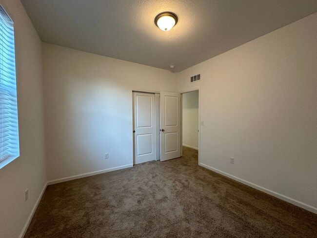 Building Photo - Spacious and Updated 3 Bedroom Home with Attached Garage in Longmont Available for June!