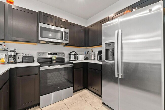 Building Photo - 610 SE 11th Pl