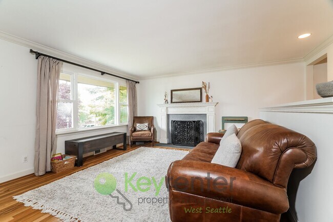 Building Photo - Beautiful 4-Bed, 2.5-Bath with Outdoor Liv...