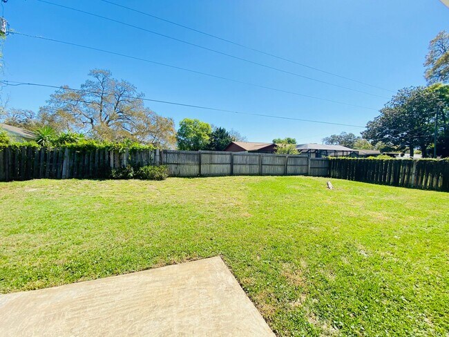 Building Photo - Beautiful 3 Bedroom House in Quiet Ormond ...