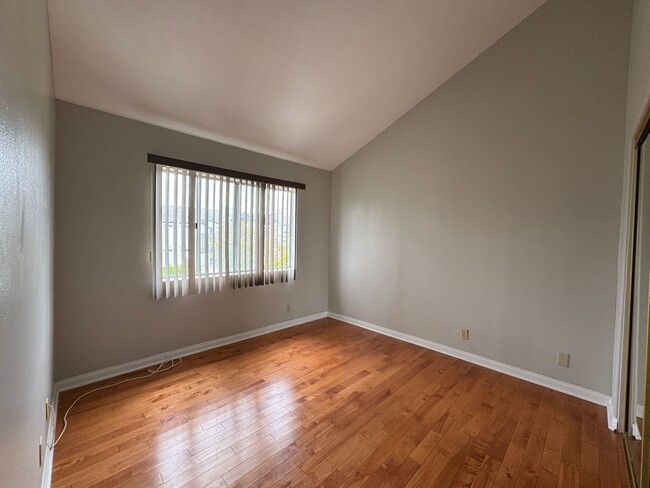 Building Photo - Beautiful 3bd 2.5 bath townhome