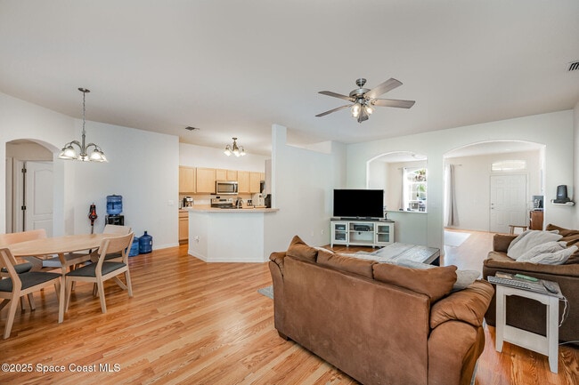 Building Photo - 1630 Sun Gazer Dr