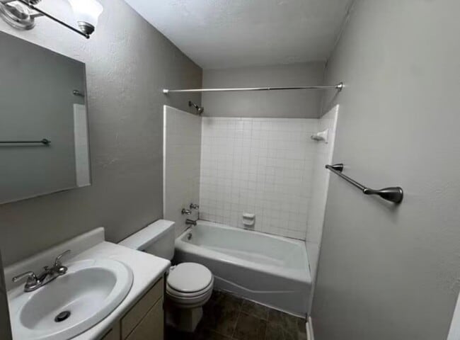 Building Photo - 1571 Live Oak Dr